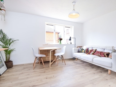Flat to rent - Orchard Grove, London, SE20