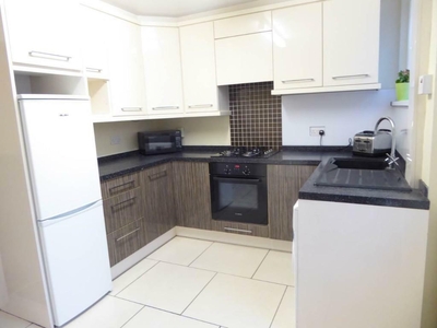 2 bedroom terraced house for rent in Manor Rise, Huddersfield, West Yorkshire, HD4