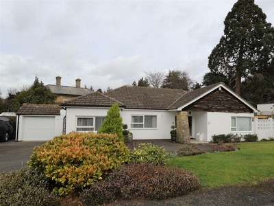 4 bedroom bungalow for sale in Priory Close, East Farleigh, Maidstone, ME15