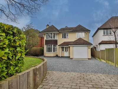 4 bedroom detached house for sale in Manor Road, Hanbury Park, Worcester, WR2