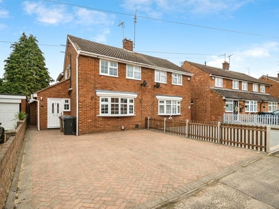 4 bedroom semi-detached house for sale in Lilac Grove, Luton, LU3