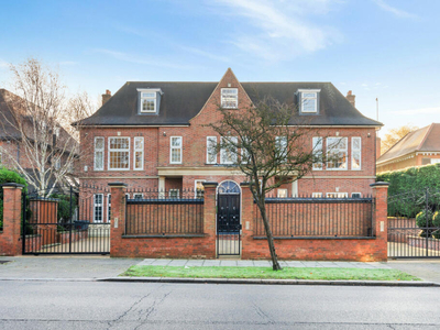 8 bedroom detached house for sale in The Bishops Avenue, London, N2