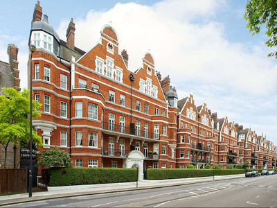 Flat for sale in Prince Of Wales Drive, London SW11