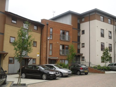 Flat to rent in Commonwealth Drive, Three Bridges, West Sussex RH10