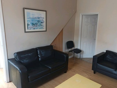 Flat to rent in Hyde Park Road, Hyde Park, Leeds LS6
