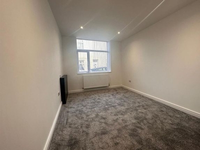 Flat to rent in Queensberry Road, Burnley BB11