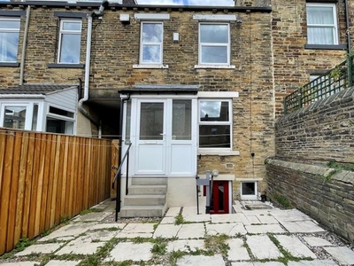 Town house to rent in Hyde Street, Thackley, Bradford BD10