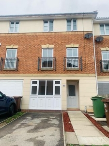 Town house to rent in Padgett Way, Wakefield WF2
