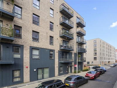 2 bed fourth floor flat for sale in Leith