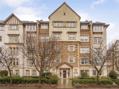 2 bed second floor flat for sale in Trinity