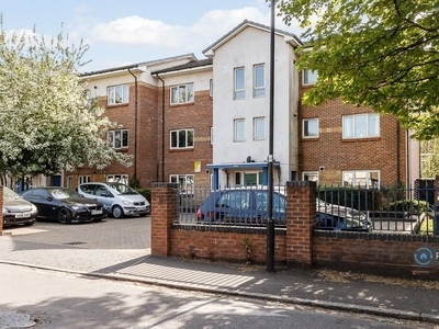 2 bedroom flat for rent in Courland Grove, London, SW8