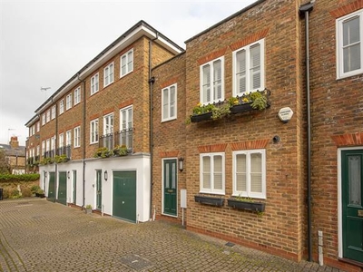 2 bedroom property to let in Lancaster Mews Richmond TW10