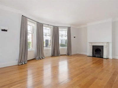 4 bedroom property to let in Kensington, London