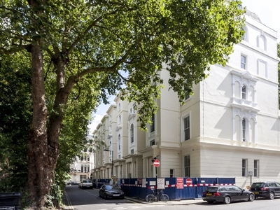 2 bedroom property to let in Kensington Gardens Square London W2