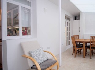 2-bedroom flat with garden in Oval