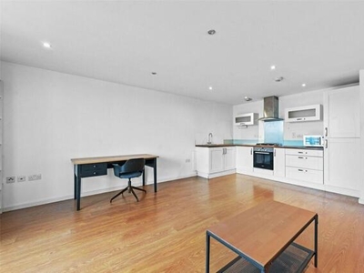 2 Bedroom Penthouse For Rent In Hackney, London