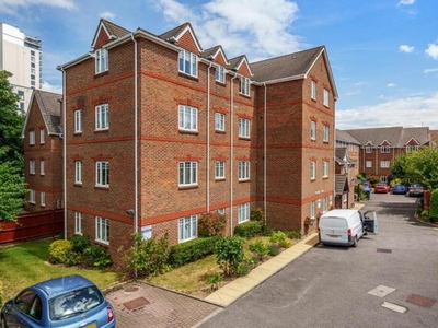 2 Bedroom Shared Living/roommate Woking Surrey