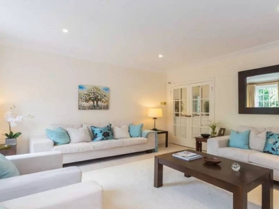 4-bedroom apartment to rent in Kensington