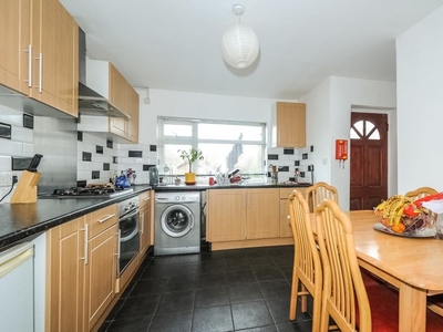 5 Bed Semi-Detached House, Cricket Road, OX4