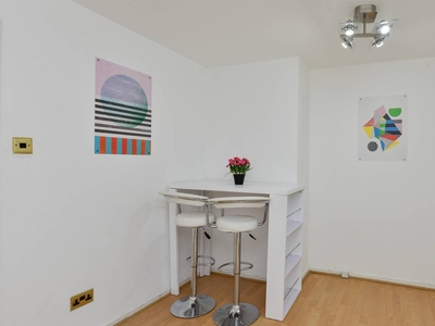 Bright room in 4-bedroom flatshare in Kensington, London