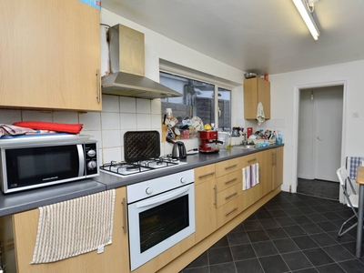 Cozy room to rent in 5-bedroom house in Newham