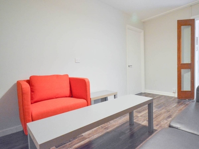 En-suite room for rent in 4-bedroom apartment, Kilburn