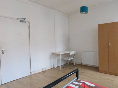 Equipped room in 6-bedroom flat in Haringey, London