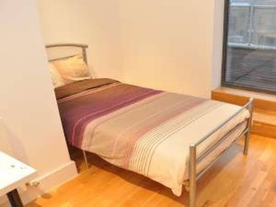 Huge room with ample storage in 4-bedroom flat, Limehouse