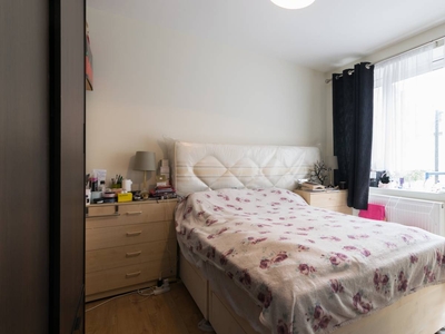 Immaculate room with chest of drawers in shared flat, Southwark