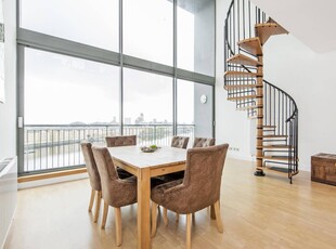 Incredible rooms in 3-bedroom flat with rooftop terrace to rent in Isle of Dogs