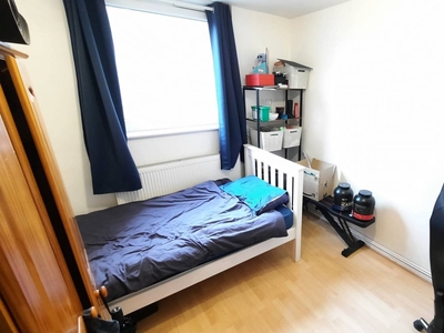 Large room with chest of drawers in shared flat, Earls Court