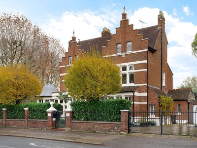 Luxury 5 bedroom Detached House for sale in London, England