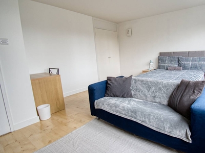 Room for rent in 3-bedroom apartment in Isle Of Dogs