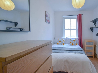 Room for rent in 3-bedroom apartment in Lambeth