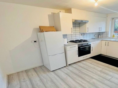 Room for rent in a 4 bedroom house in Canning Town