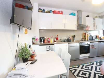 Room in a 4-Bedroom Apartment in Southwark