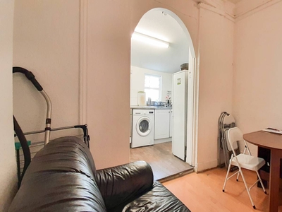 Room to rent in 5-bedroom apartmet, Camden Town