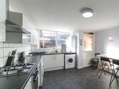 Room to rent in tranquil 5-bedroom flat in West Kilburn