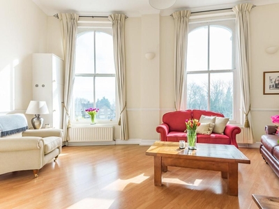 1 bedroom Flat for sale in North Side Wandsworth Common, Battersea SW18