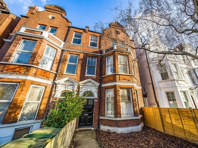 2 bedroom Flat for sale in Clapham Common South Side, London SW4