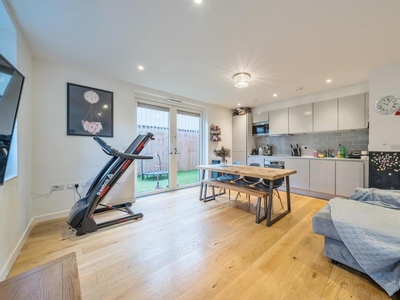 2 bedroom Flat for sale in Cowleaze Road, Kingston upon Thames KT2