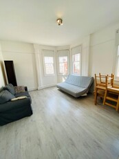 2 bedroom flat for rent in Ballards Lane, Finchley, N3