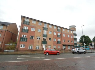 2 bedroom flat for rent in Chorlton Road, Hulme, Manchester, M15