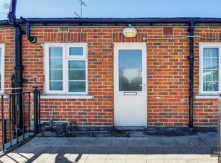 3 bedroom flat for rent in Allenby Road, Southall, Middlesex, UB1