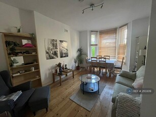 3 bedroom flat for rent in Camden Street, London, NW1