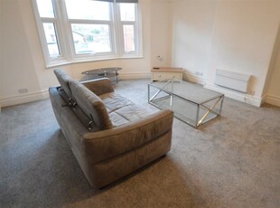 3 bedroom flat for rent in Shaw Road, Heaton Moor, Stockport, SK4