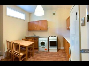 4 bedroom flat for rent in Stoke Newington High Street, London, N16