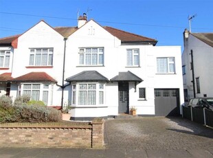 4 bedroom semi-detached house to rent Southend-on-sea, SS0 0AE
