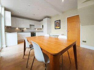 4 bedroom terraced house for rent in Tylecroft Road, London, SW16