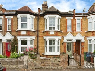 5 bedroom terraced house for rent in Somerset Road, London, E17